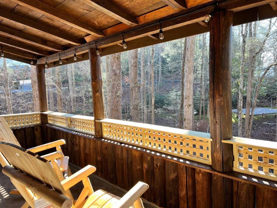 Boozy Bear Bungalow Romantic Cabin 5 Mins 2 Downtown With Hot Tub And Fire Pit ガトリンバーグ エクステリア 写真