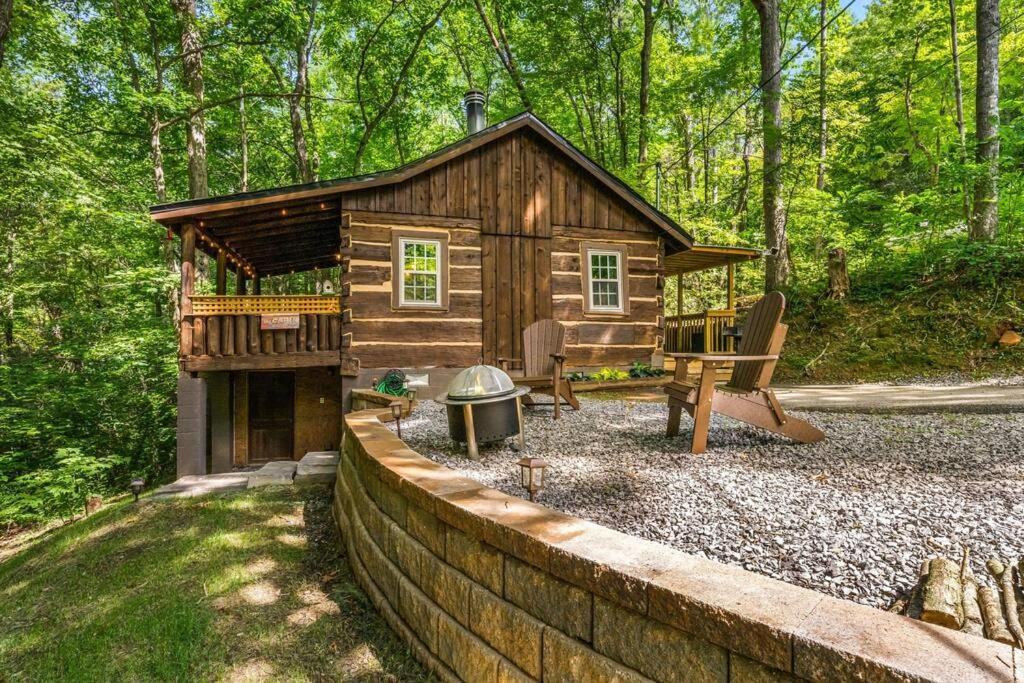 Boozy Bear Bungalow Romantic Cabin 5 Mins 2 Downtown With Hot Tub And Fire Pit ガトリンバーグ エクステリア 写真