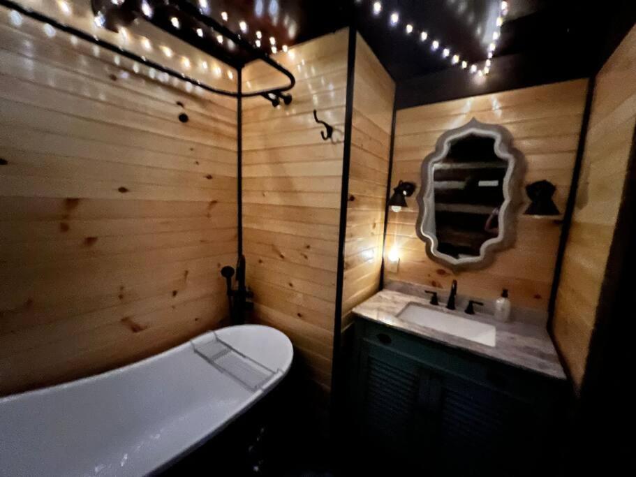 Boozy Bear Bungalow Romantic Cabin 5 Mins 2 Downtown With Hot Tub And Fire Pit ガトリンバーグ エクステリア 写真