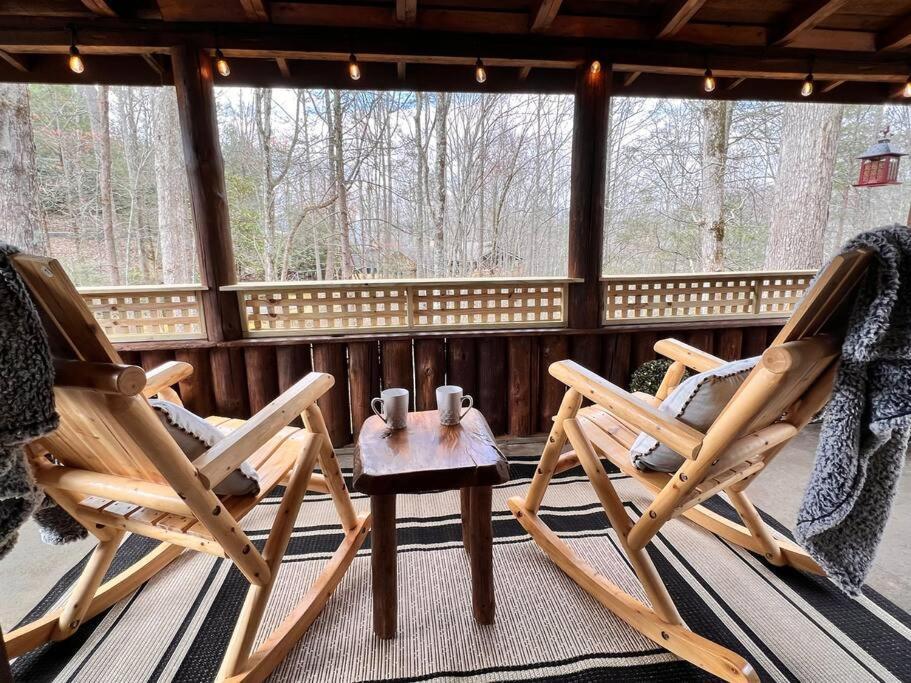 Boozy Bear Bungalow Romantic Cabin 5 Mins 2 Downtown With Hot Tub And Fire Pit ガトリンバーグ エクステリア 写真