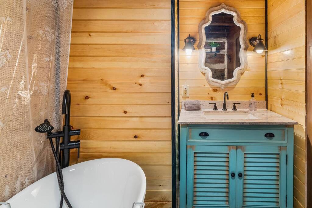 Boozy Bear Bungalow Romantic Cabin 5 Mins 2 Downtown With Hot Tub And Fire Pit ガトリンバーグ エクステリア 写真