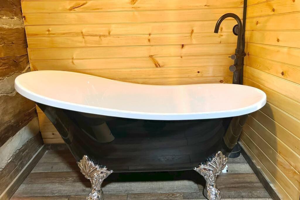 Boozy Bear Bungalow Romantic Cabin 5 Mins 2 Downtown With Hot Tub And Fire Pit ガトリンバーグ エクステリア 写真