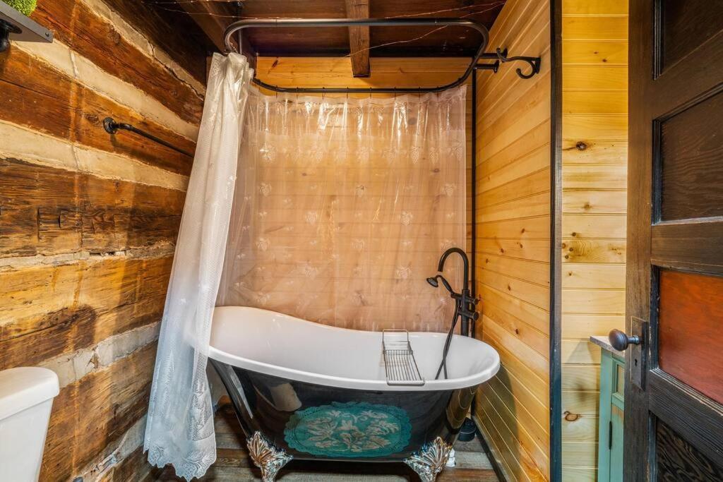 Boozy Bear Bungalow Romantic Cabin 5 Mins 2 Downtown With Hot Tub And Fire Pit ガトリンバーグ エクステリア 写真