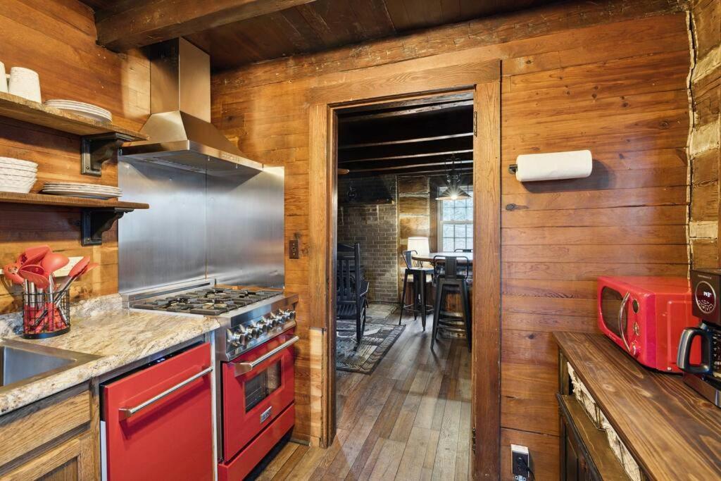 Boozy Bear Bungalow Romantic Cabin 5 Mins 2 Downtown With Hot Tub And Fire Pit ガトリンバーグ エクステリア 写真