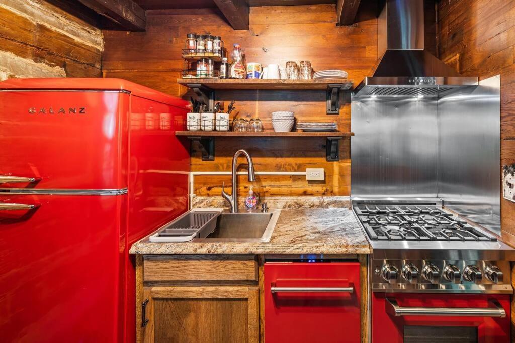 Boozy Bear Bungalow Romantic Cabin 5 Mins 2 Downtown With Hot Tub And Fire Pit ガトリンバーグ エクステリア 写真