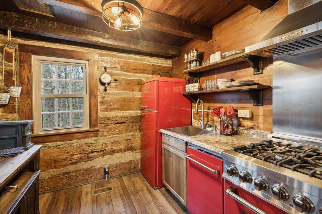Boozy Bear Bungalow Romantic Cabin 5 Mins 2 Downtown With Hot Tub And Fire Pit ガトリンバーグ エクステリア 写真