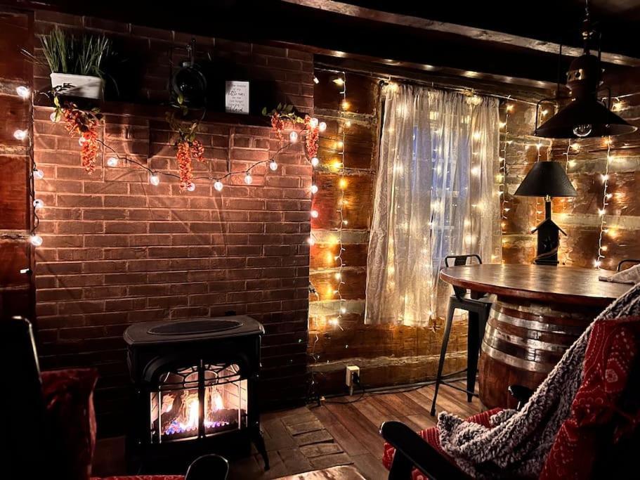 Boozy Bear Bungalow Romantic Cabin 5 Mins 2 Downtown With Hot Tub And Fire Pit ガトリンバーグ エクステリア 写真