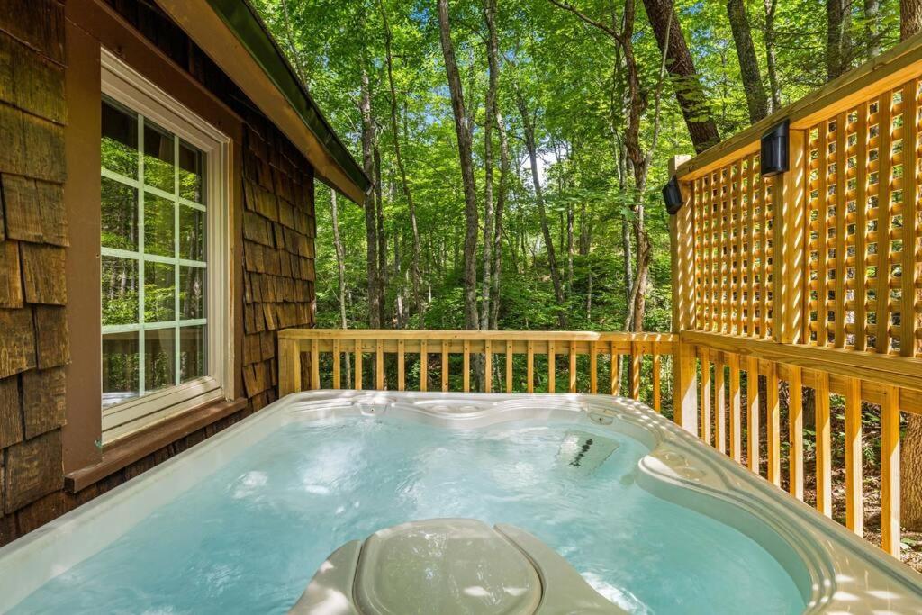 Boozy Bear Bungalow Romantic Cabin 5 Mins 2 Downtown With Hot Tub And Fire Pit ガトリンバーグ エクステリア 写真