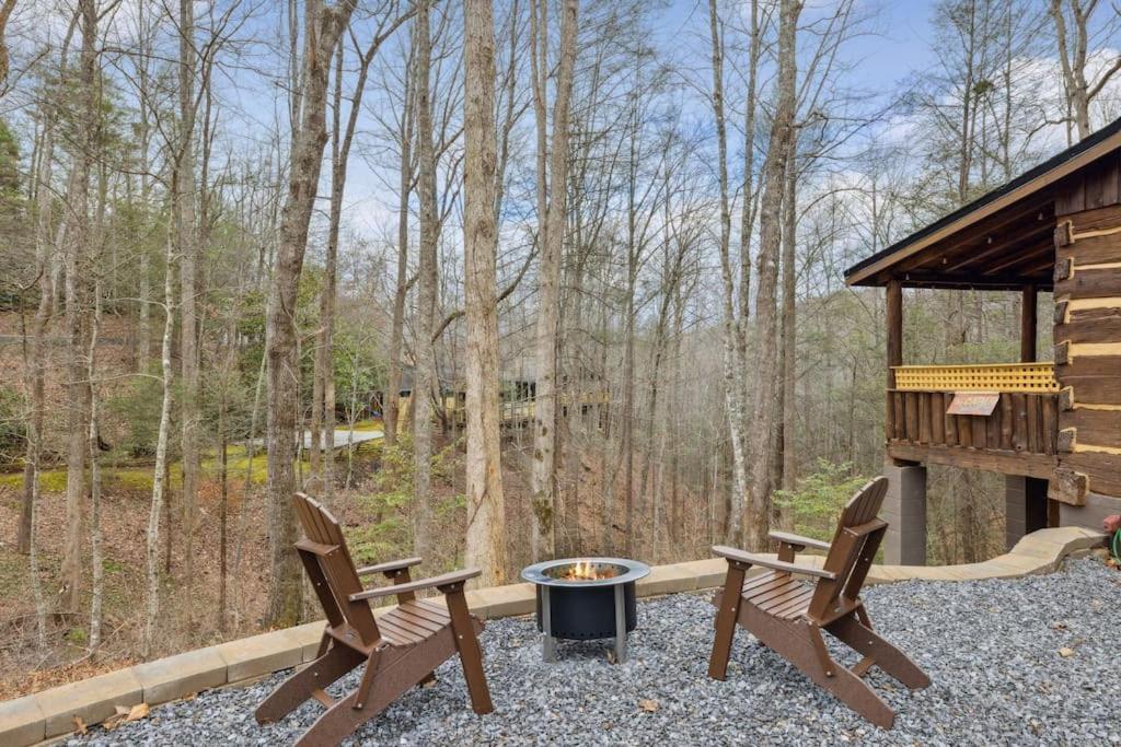 Boozy Bear Bungalow Romantic Cabin 5 Mins 2 Downtown With Hot Tub And Fire Pit ガトリンバーグ エクステリア 写真
