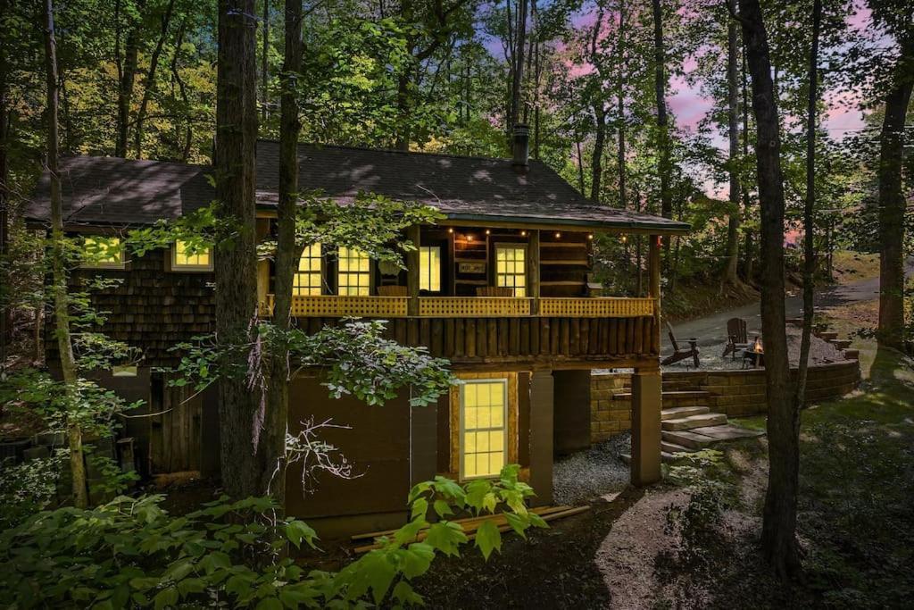 Boozy Bear Bungalow Romantic Cabin 5 Mins 2 Downtown With Hot Tub And Fire Pit ガトリンバーグ エクステリア 写真