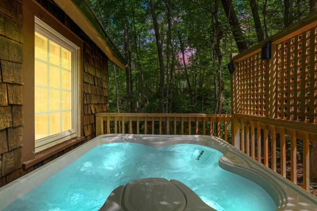 Boozy Bear Bungalow Romantic Cabin 5 Mins 2 Downtown With Hot Tub And Fire Pit ガトリンバーグ エクステリア 写真